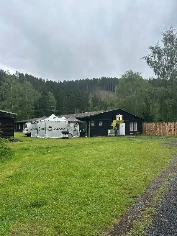 Hostel vs. Hotel: Proč je hostel v kempu skvělou volbou pro budget cestovatele