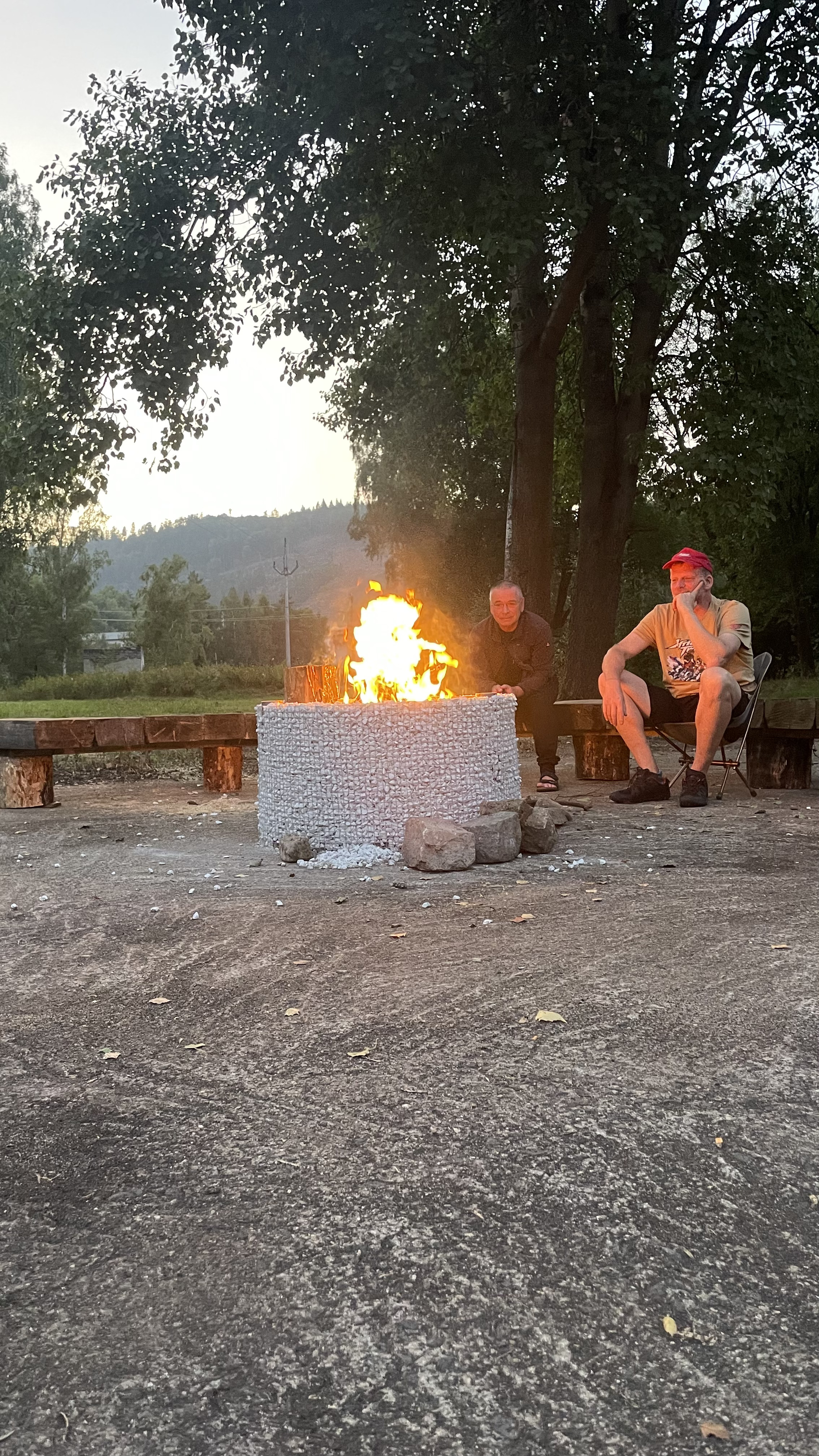 Živá komunikace u ohně — nejlepší náhrada za sociální sítě