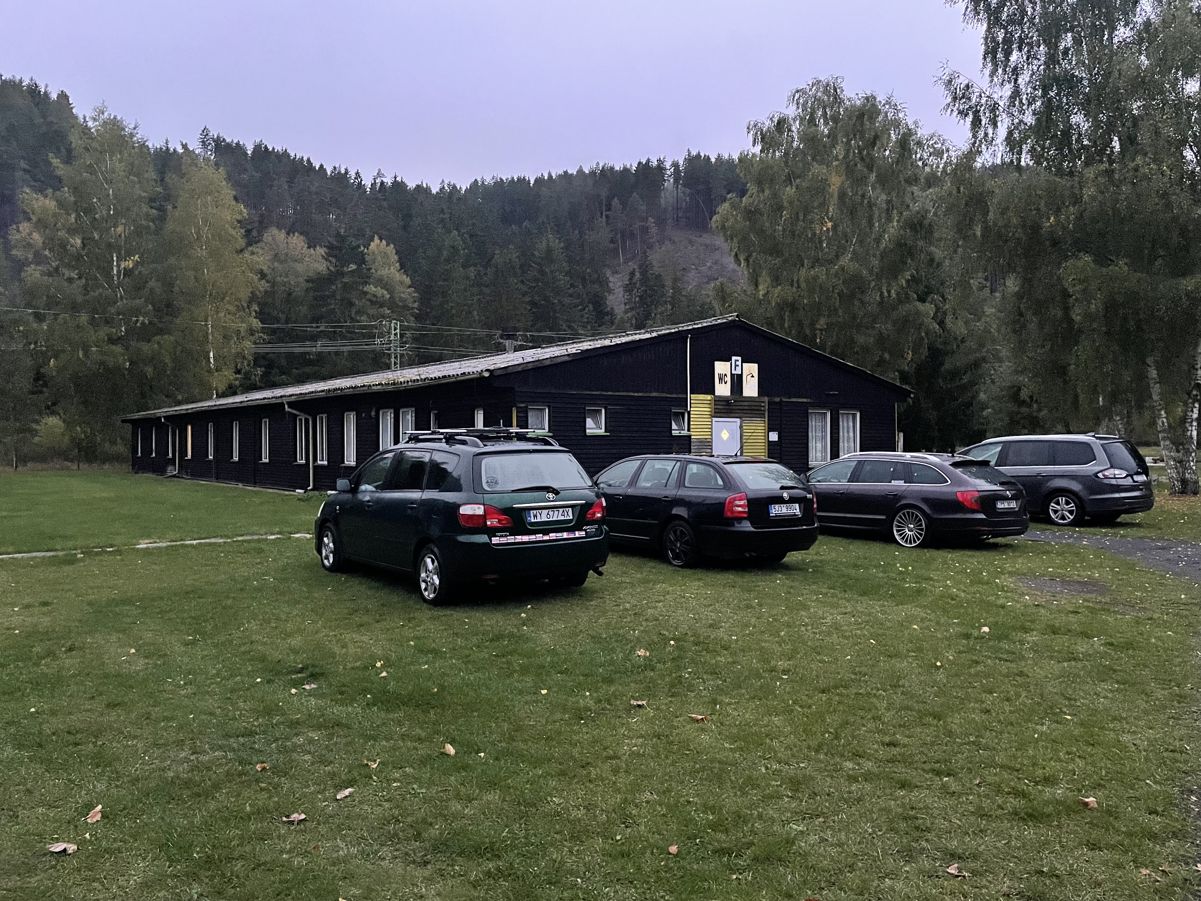 Nejlepší kempování u Karlových Varů: Průvodce 2026