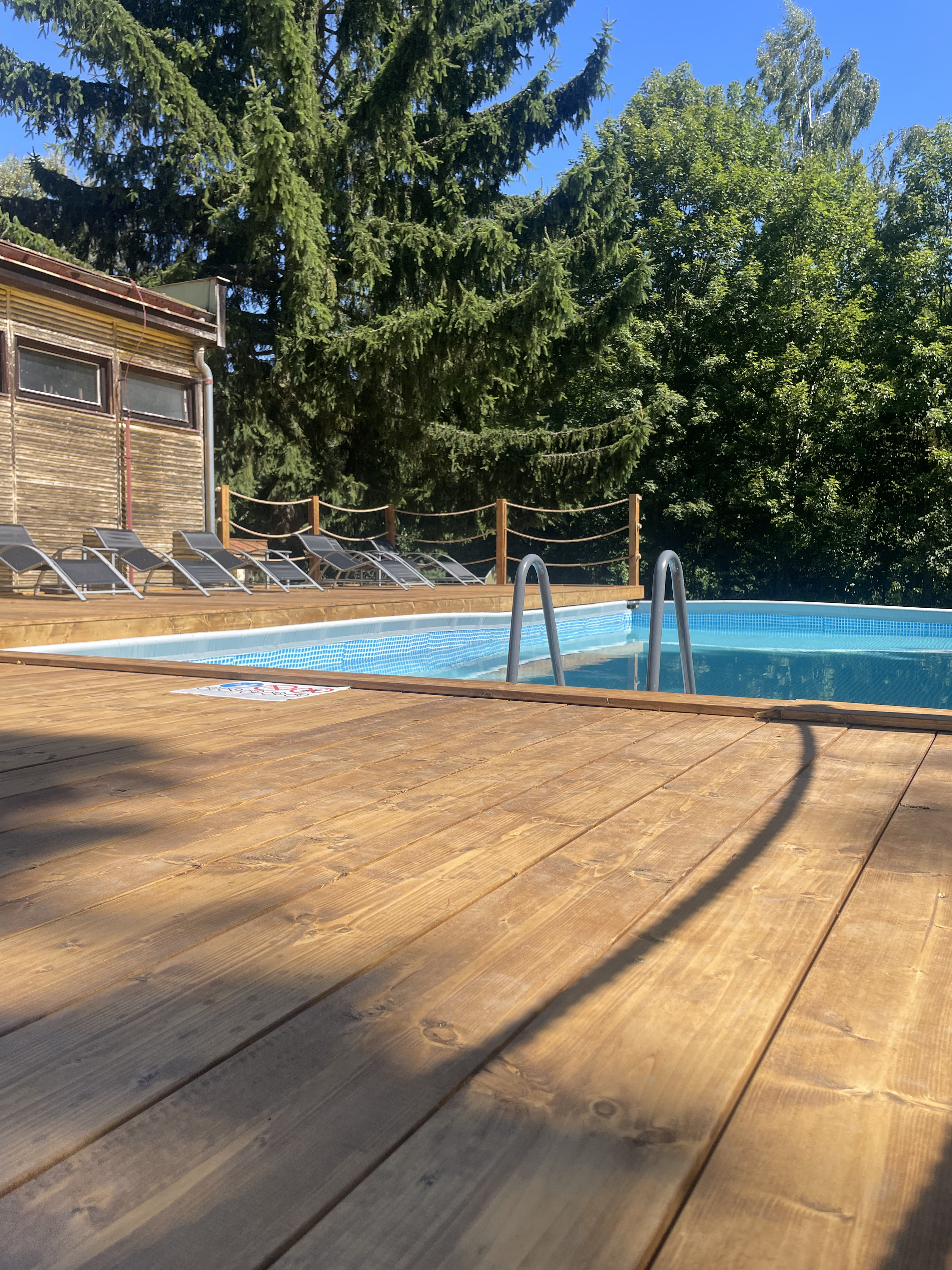 Bazén u modulových domků