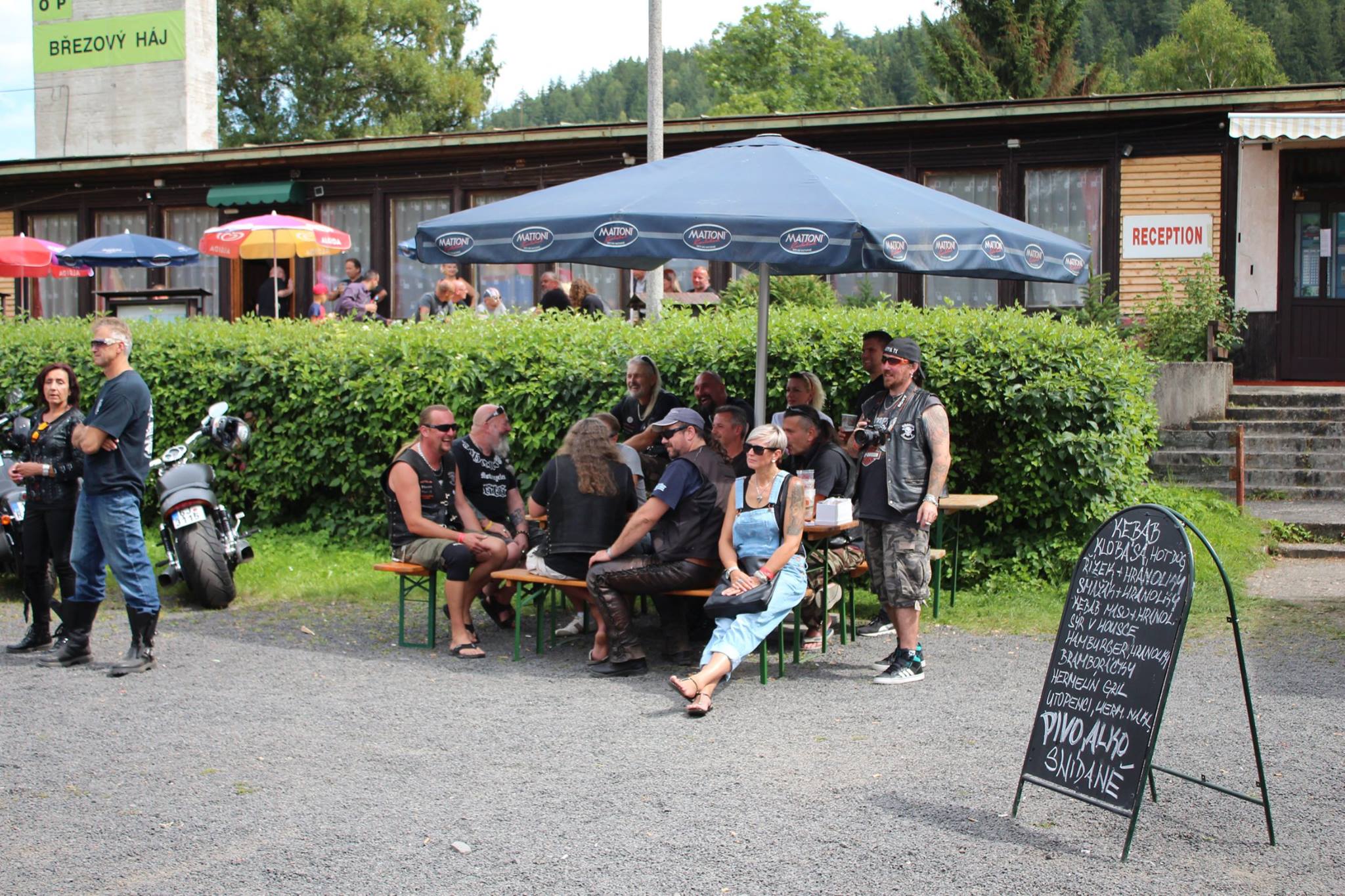 Venkovní terasa naší restaurace – ideální místo pro letní večeře.